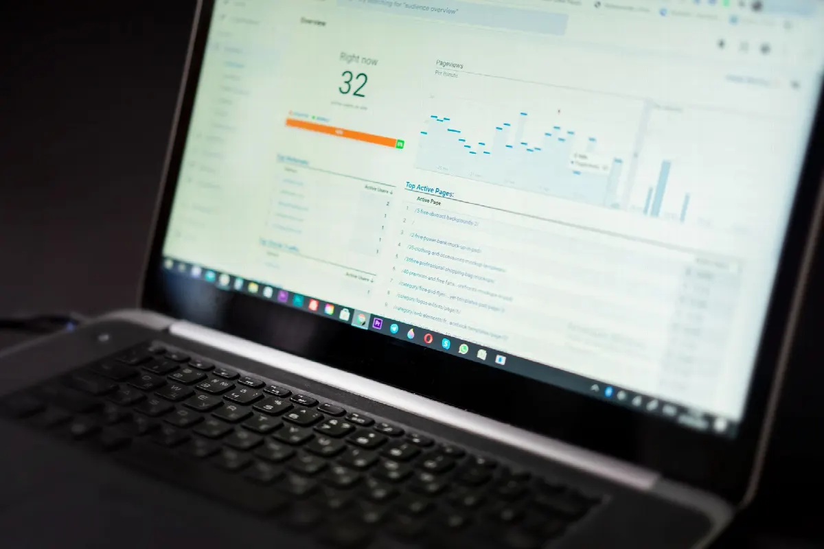 Ordinateur portable utilisé pour audit SEO